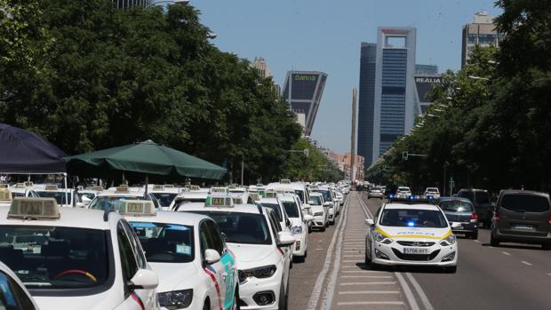 Cita decisiva del taxi con la patronal de las VTC este martes y otras cuatro noticias económicas