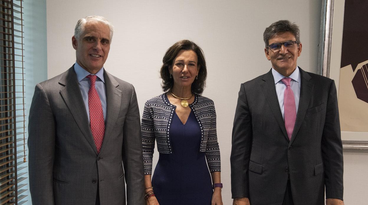 El nuevo consejero delegado del Santander, Andrea Orcel; la presidenta, Ana Botín, y el nuevo presidente de Santander España, José Antonio Álvarez