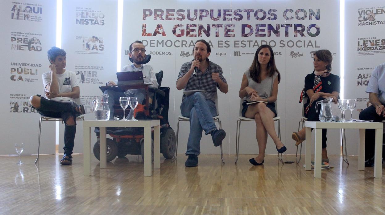El líder de Podemos, Pablo Iglesias (3i), el secretario de Organización, Pablo Echenique (2i) y la portavoz adjunta en el Congreso, Ione Belarra (3d), entre otros asistentes, durante la presentación del documento "Presupuestos con la gente dentro Democracia es Estado social"