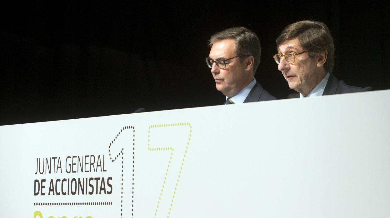 El presidente de Bankia, Jose Ignacio Goirigolzarri (d), junto al consejero delegado, José Sevilla, durante la junta de accionistas de la entidad el año pasado