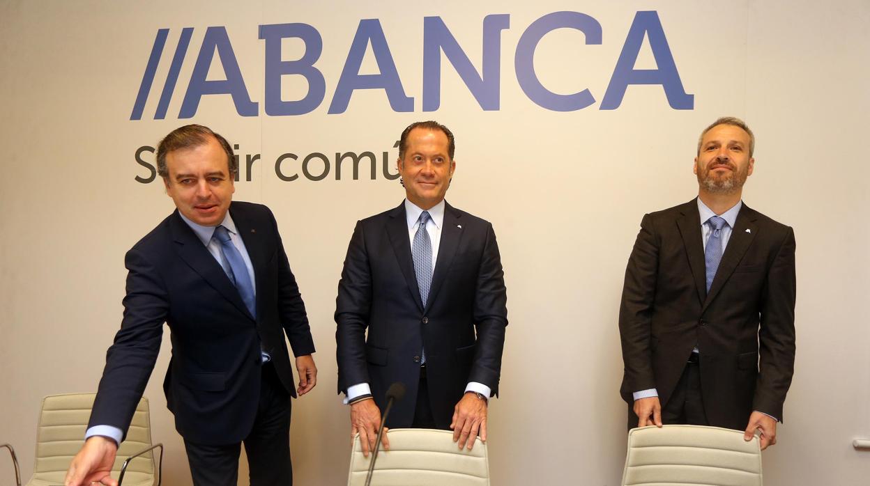 El consejero delegado de Abanca, Francisco Botas y el propietario del banco, Juan Carlos Escotet, y el director financiero, Alberto de Francisco