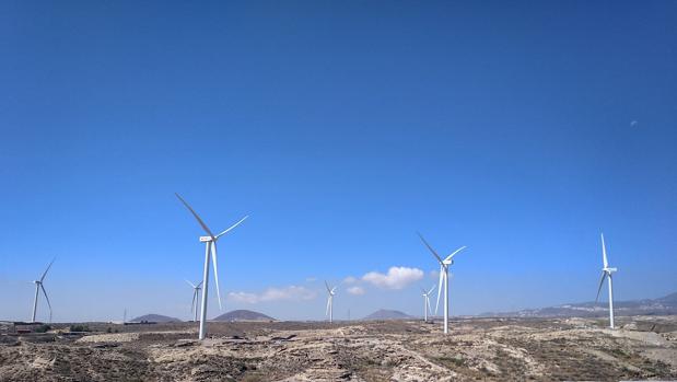 Iberdrola instala los aerogeneradores de su primer parque eólico en Canarias