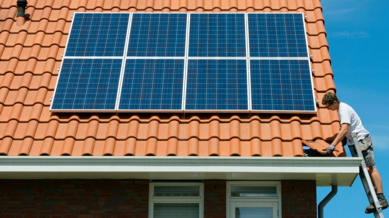Instalación de paneles solares en el tejado de una vivienda