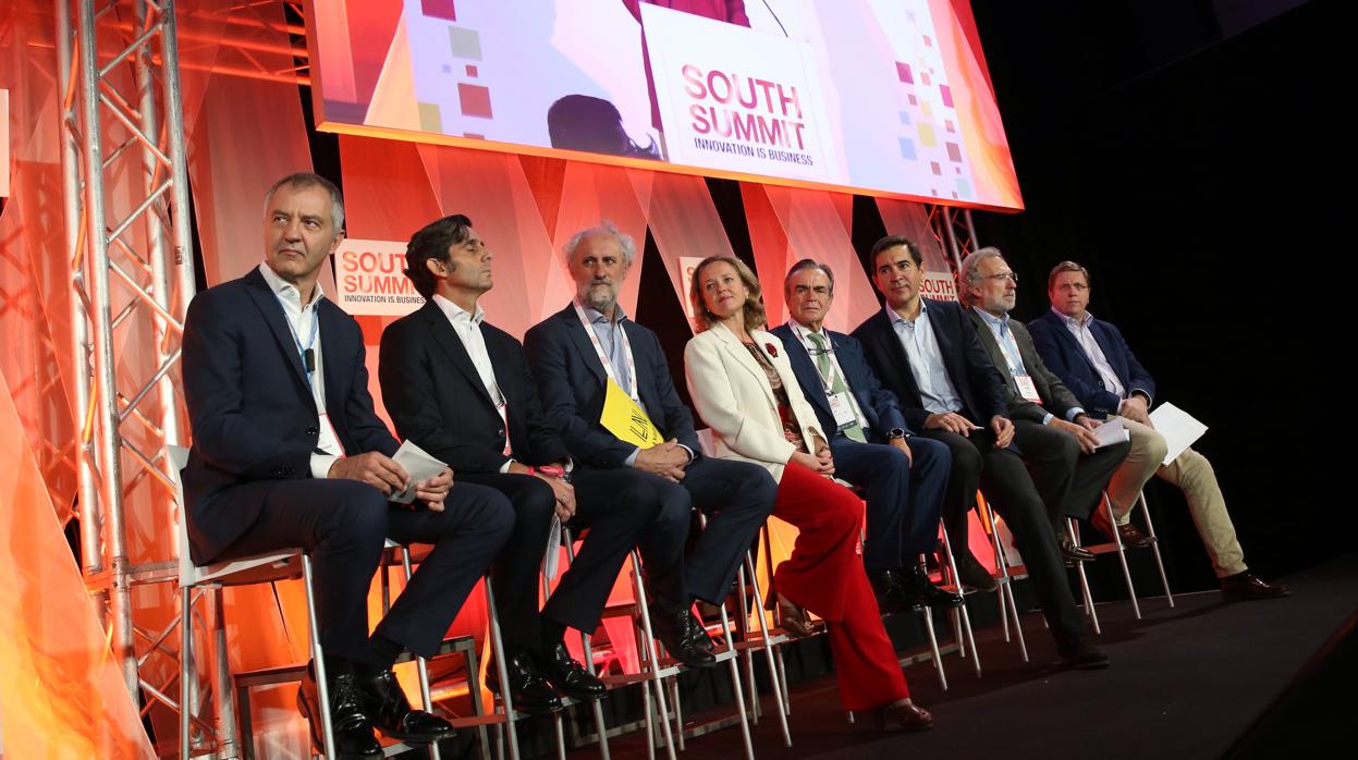 Nadia Calviño, ministra de Economía, con algunos primeros espadas del Ibex en South Summit