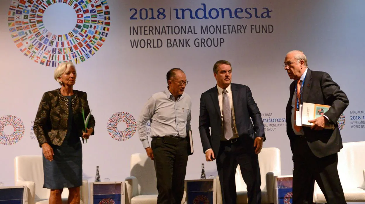 De izquierda a derecha., Christine Lagarde, directora gerente del FMI; Jim Yong Kim, presidente del Banco Mundial; Roberto Azevedo, director general de la OMC; y Ángel Gurría, secretario general de la OCDE, esta semana en la asamblea anual del FMI en Bali (Indonesia)