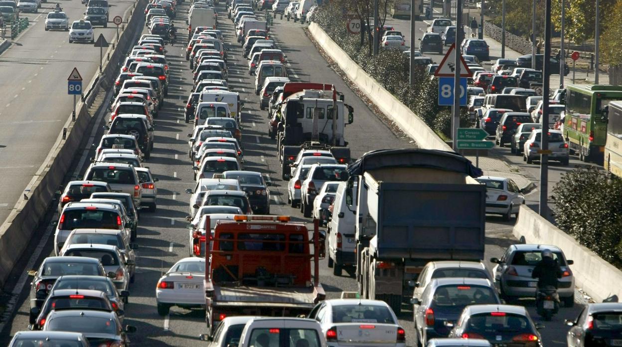 Vista elevada de un atasco en la ciudad de Madrid