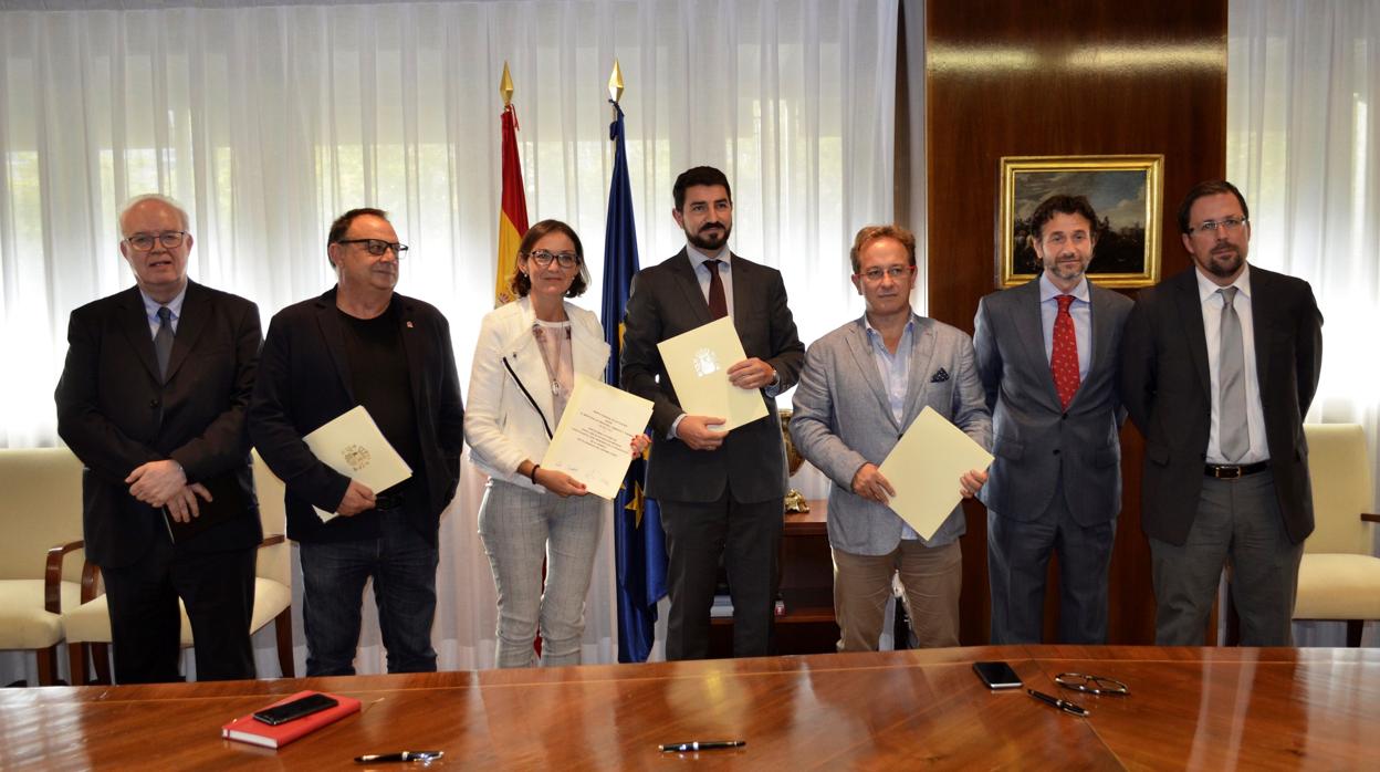 La ministra Reyes Maroto (tercera por la izda) junto a representantes sindicales y de Vesta para paliar los efectos del cese de actividad