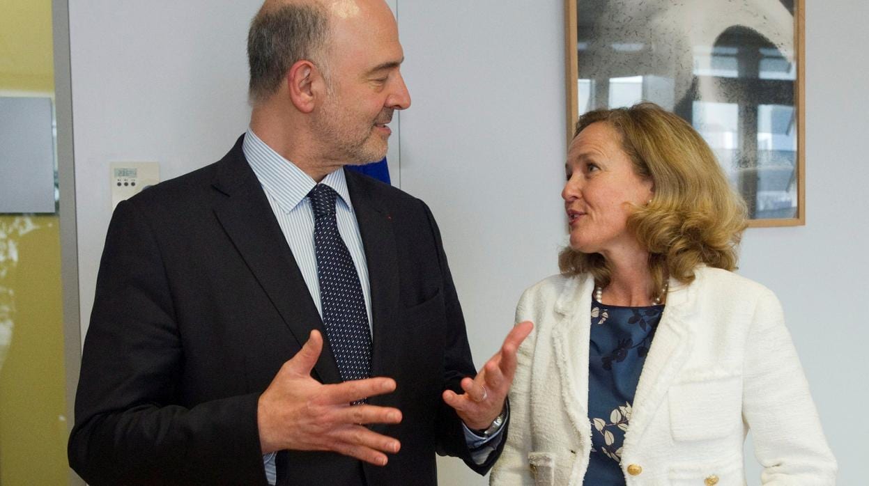 La ministra de Economía de España, Nadia Calviño durante un encuentro en Bruselas con el comisario europeo de Asuntos Económicos, Pierre Moscovici.