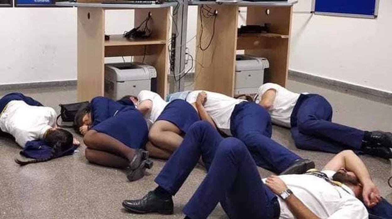 Tripulantes «durmiendo» en el aeropuerto de Málaga