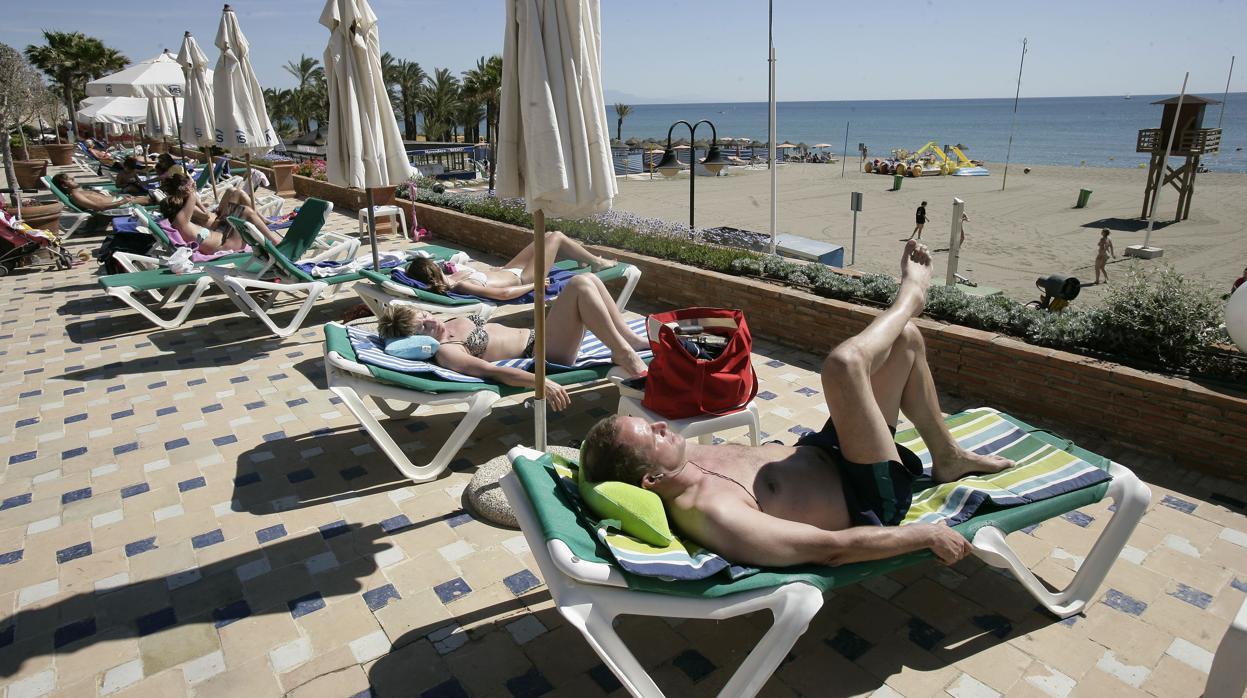 El turismo confirma su cambio en verano: ralentiza su crecimiento pero aumenta en ingresos