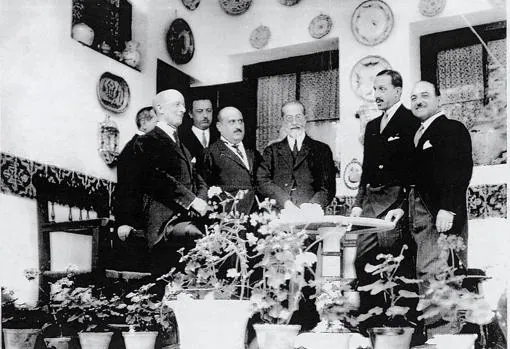 El Rey Alfonso XIII (segundo por la derecha) junto al Marqués de la Vega-Inclán precursor de Paradores