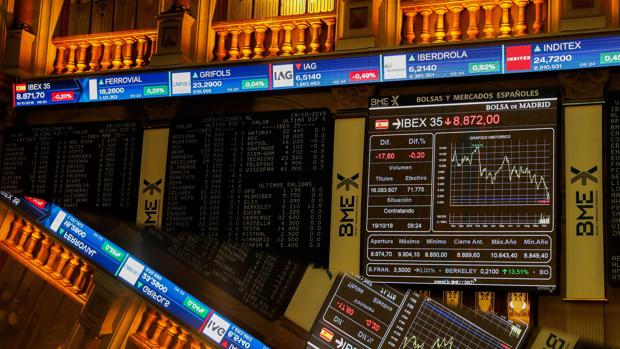 El Ibex 35 pugna por recuperar los 8.800 puntos y cae menos de 0,5% a media sesión