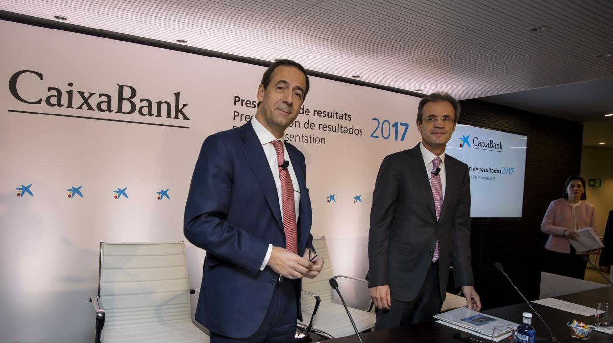 El presidente de CaixaBank, Jordi Gual (dcha) , y el consejero delegado, Gonzalo Gortázar (izda)