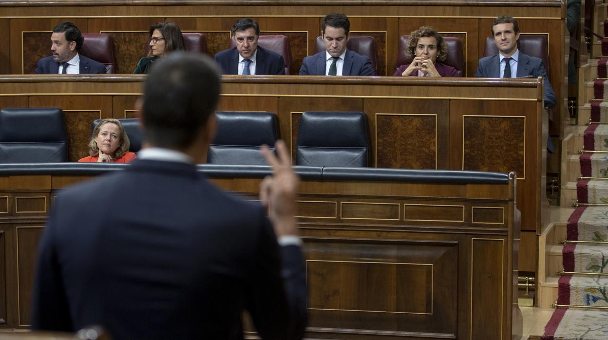 El presidente del Gobierno, Pedro Sánchez, ante el líder de la oposición, Pablo Casado