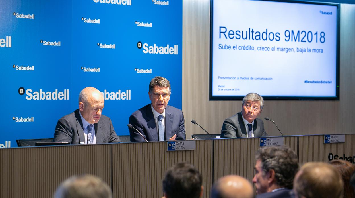El consejero delegado del Sabadell, Jaime Guardiola, en el centro, este viernes en rueda de prensa