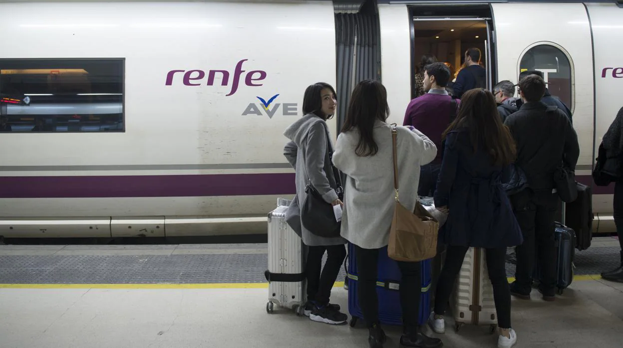 Renfe suprime 295 trenes de pasajeros la víspera del puente por la huelga