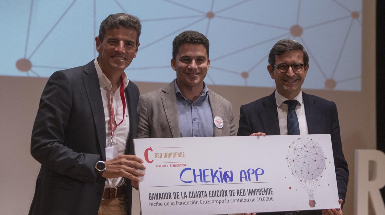 Antonio Bustamante, CEO de Chekin, recibe el cheque de 10.000 euros de manos de Marcos Tarancón y Jorge Paradela