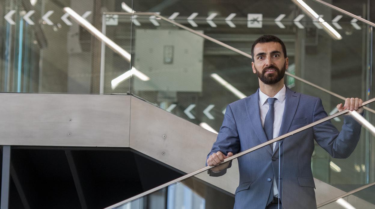 Gustavo Gómez posa en el edificio CaixaForum de Sevilla