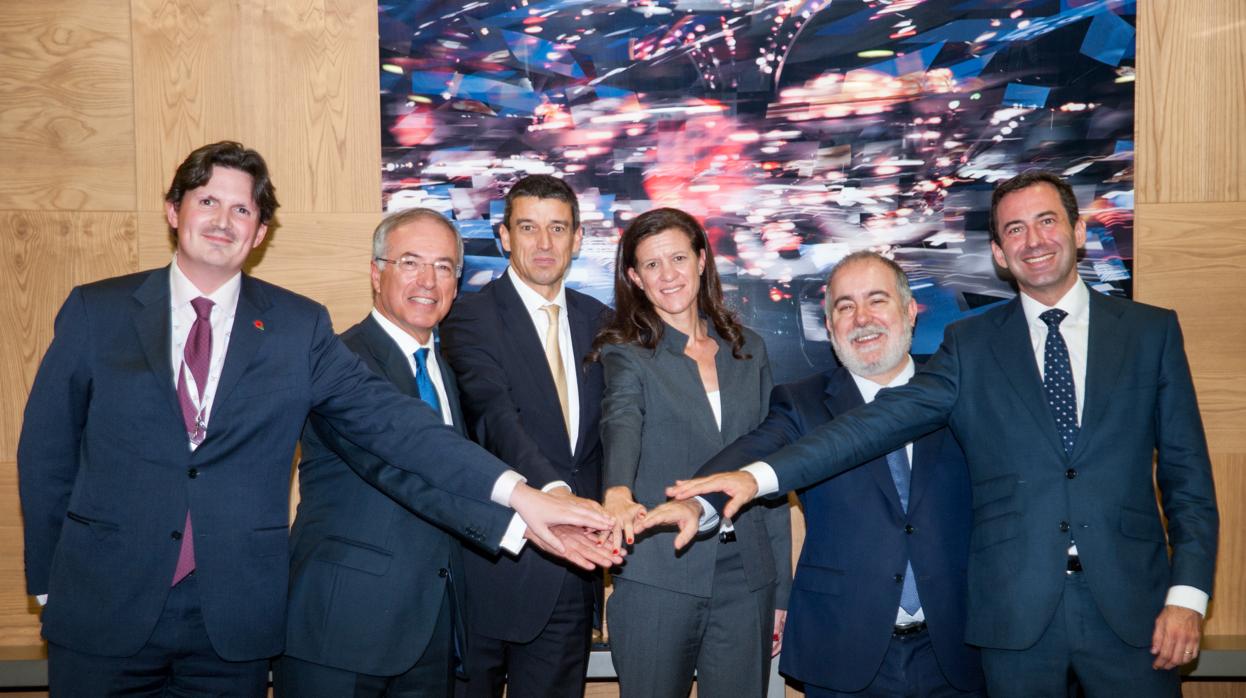 Phil T.B. Bownes (Wren House), Miguel Antoñanzas (Viesgo), Juan Caño (Macquarie), María Victoria Zingoni (Repsol), Francisco Vázquez (Repsol Electricidad y Gas) y Javier Anzola (Viesgo/Repsol Electricidad y Gas)