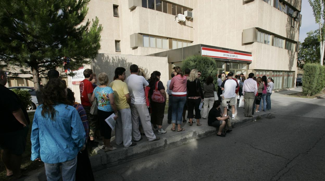 Imagen de archivo de una cola de desempleados ante una oficina de empleo en Madrid