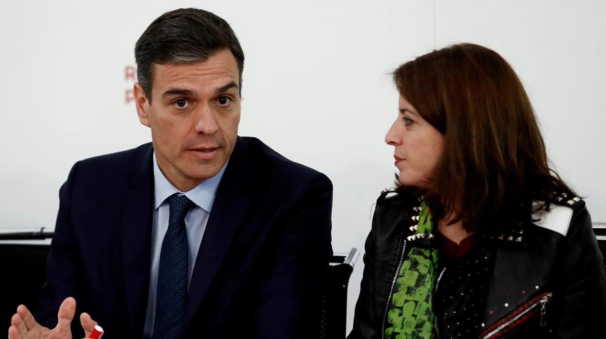 El presidente del Gobierno, Pedro Sánchez (izda) junto a la portavoz del PSOE en el Congreso, Adriana Lastra