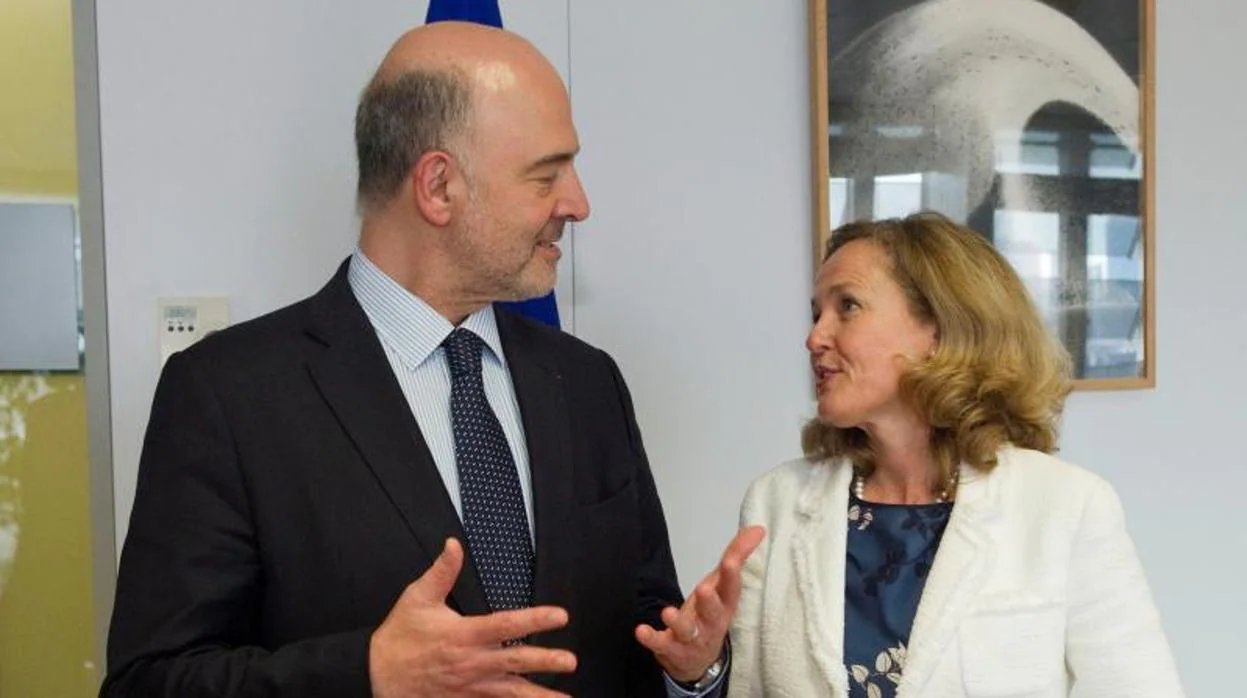 El comisario de Economía, Pierre Moscovici, junto a la ministra de Economía, Nadia Calviño
