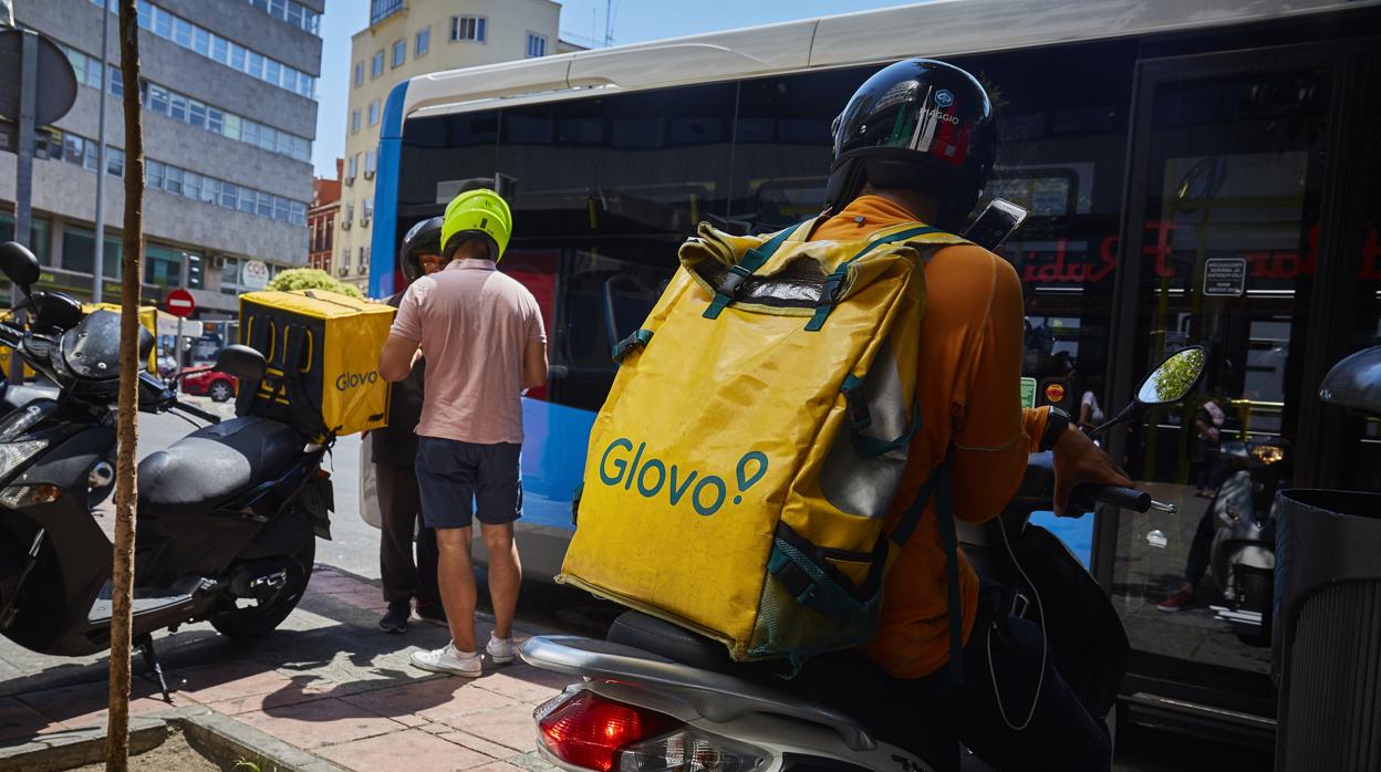 Glovo admite que si el Supremo le obliga a contratar a sus repartidores sería «una faena»