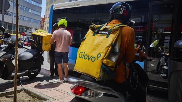 Glovo admite que si el Supremo le obliga a contratar a sus repartidores sería «una faena»