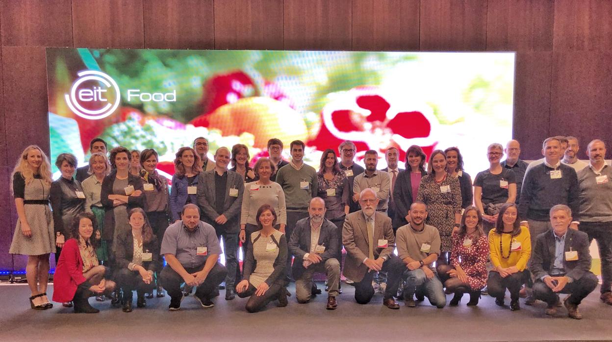 Representantes de EIT Food con algunos participantes