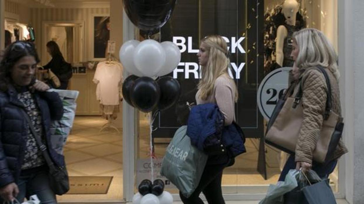 Fotografía de archivo de personas comprando durante el «Black Friday» del año pasado