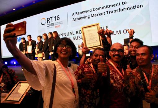 Pequeños agricultores indonesios celebran que sus plantaciones han sido certificadas como sostenibles