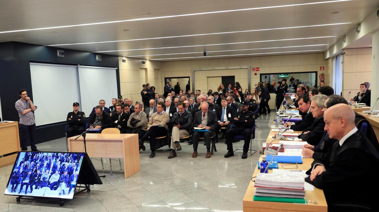 Imagen del banquillo de los acusados por la salida a Bolsa de Bankia y sus defensas
