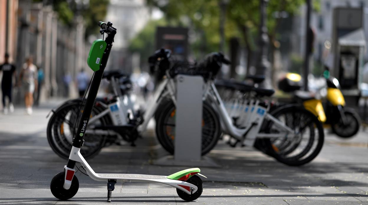 Uno de los patinetes de Lime en el centro de Madrid