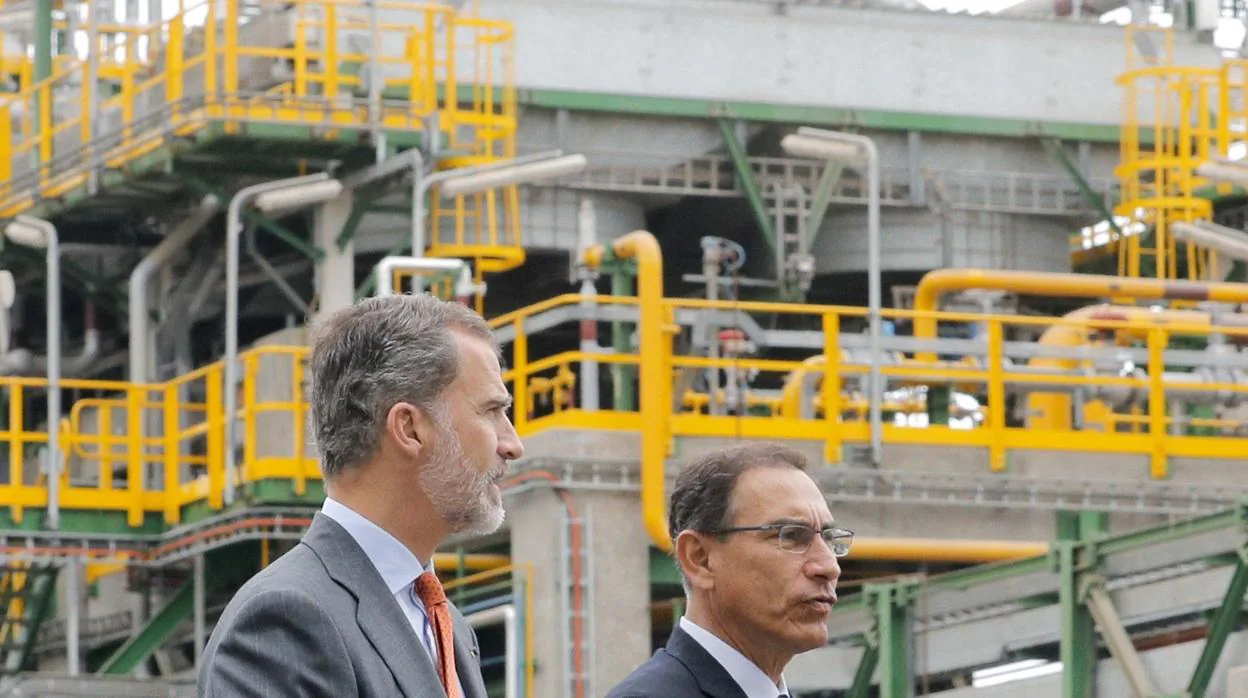 Don Felipe y el presidente de Perú, Martín Vizcarra, durante una visita reciente a la refinería de La Pampilla