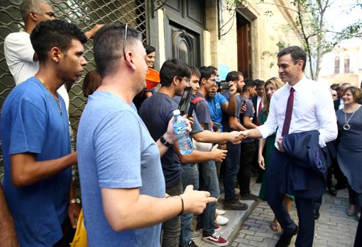 El presidente del Gobierno, Pedro Sánchez, saludando a un grupo de ciudadanos en La Habana