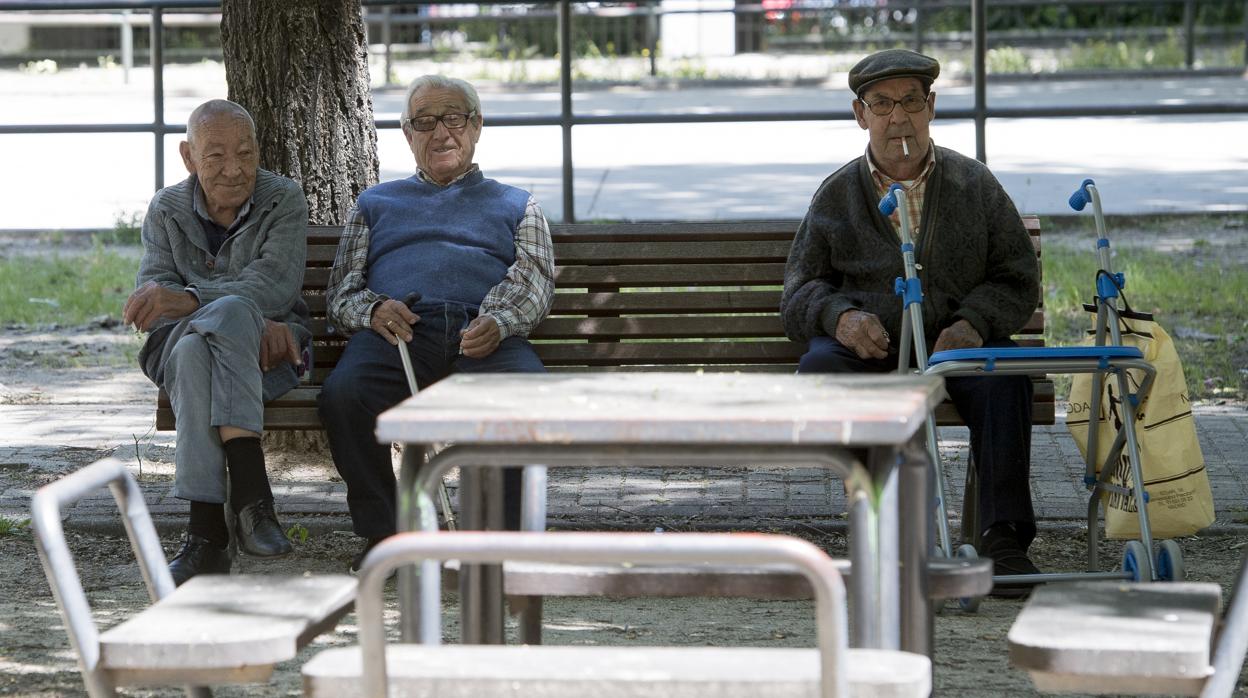 Un grupo de personas mayores en un parque de Madrid