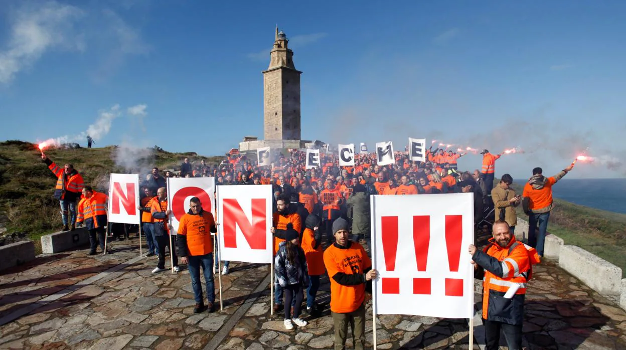 Cientos de trabajadores de la planta de Alcoa manifestándose