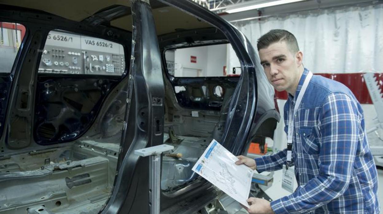 David Díaz (28 años), uno de los alumnos de Talentia, en los talleres del Centro de Formación que Volkswagen tiene en Leganés (Madrid)