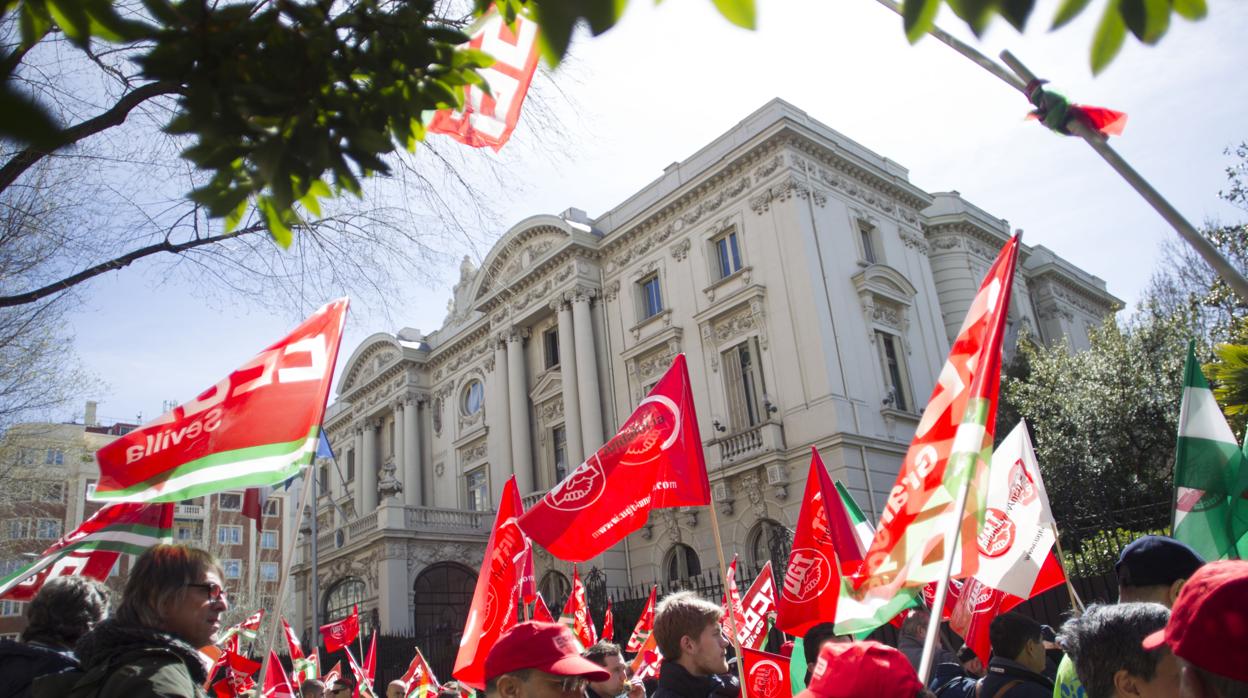 Manifestación de trabajadores de Endesa en marzo pasado frente a la embajada de Italia en Madrid