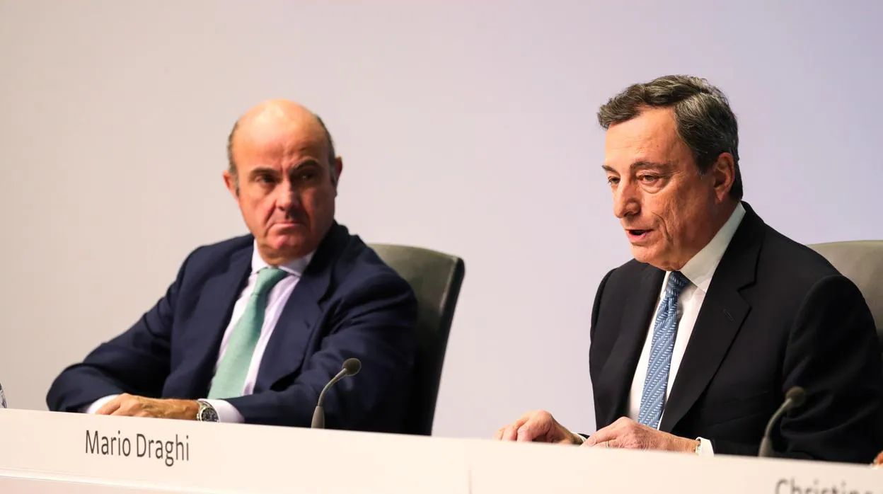 El presidente del BCE, Mario Draghi (dcha), junto al vicepresidente de la institución, Luis de Guindos (izda)