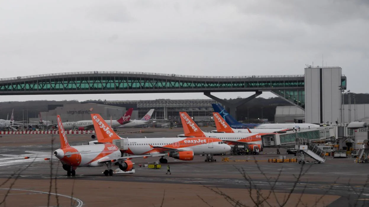 Varios aviones de EasyJet en un aeropuerto