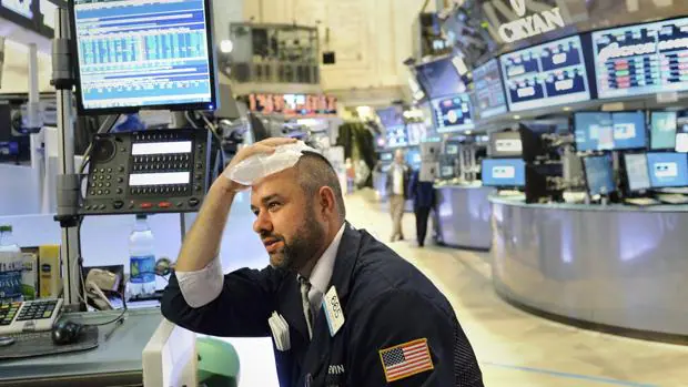 Un inversor opera en la Bolsa de Nueva York, Estados Unidos