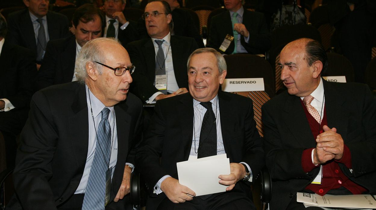 De izda a dcha: el exministro de Economía MIguel Boyer (fallecido el 29 de septiembre de 2014) junto a su sucesor en el mismo ministerio, Carlos Solchaga (1985-1993)