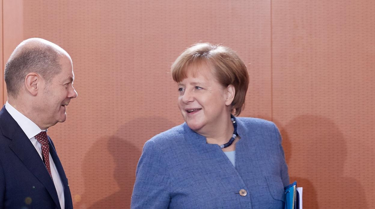 Olaf Scholz, ministro de Finanzas alemán (izda) junto a la canciller de Alemania, Angela Merkel