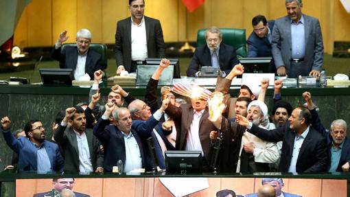 Parlamentarios iraníes queman la bandera estadounidense