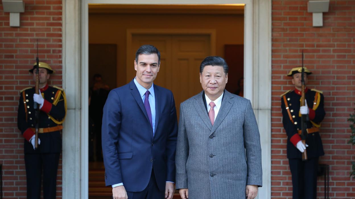 El presidente del Gobierno, Pedro Sánchez (izda), junto al jefe de Estado de China, Xi Jinping