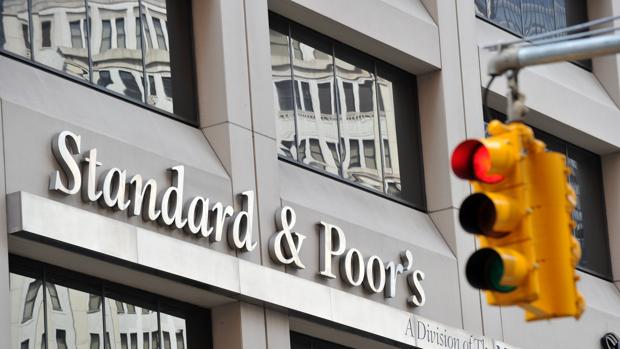 Standard & Poor's apunta a una subida del «rating» a España aunque incumpla el déficit