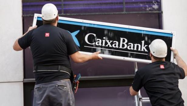 CaixaBank quiere reducir su plantilla en 2.157 personas, el 7,3% del total
