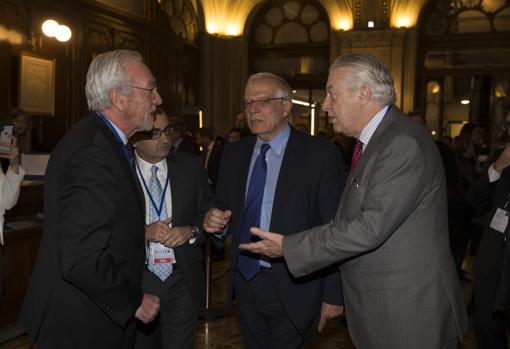 Josep Borrell, ministro de Asuntos Exteriores, a su llegada a la cena oficial en la Bolsa de Madrid
