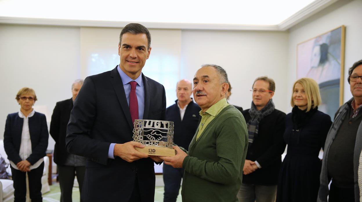 Pepe Álvarez entregó a Pedro Sánchez un recuerdo del sindicato